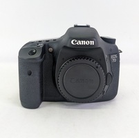 Canon EOS 7D DSLR Camera Body {18MP} with Battery and Charger