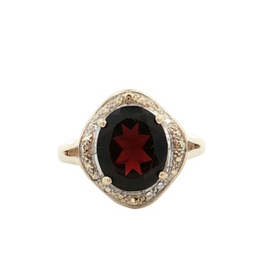 Ladies 10K Yellow Gold Red Oval Gemstone Ring SZ:8