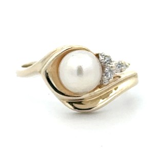 Ladies 14K Yellow Gold Pearl Ring With Diamond Accents