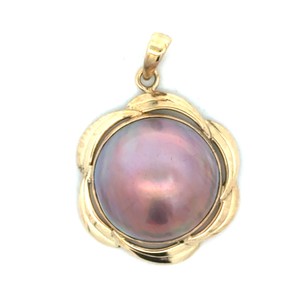 18K Yellow Gold Pink Mother-Of-Pearl Pendant