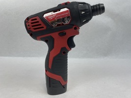 Milwaukee M12 2401-20 Hex Screwdriver 1/4" With M12 1.5 Ah Battery