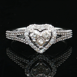 Ladies 10K White Gold 1/2CTW Diamond Heart Design Fashion Ring SZ:7